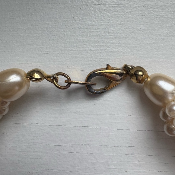 Elegant Pearl Twist Necklace - Picture 3 of 3
